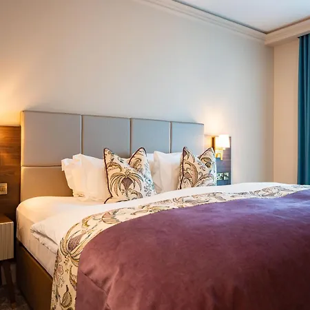 Cork's Vienna Woods Hotel&villas