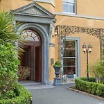 Cork's Vienna Woods & فندق 4*