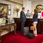 Cork's Vienna Woods & فندق