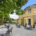 Cork's Vienna Woods & فندق
