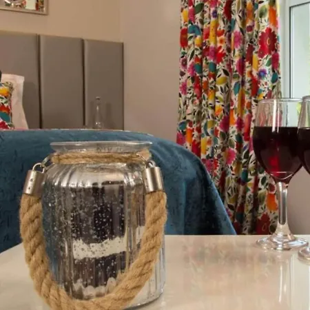 Cork's Vienna Woods & 호텔