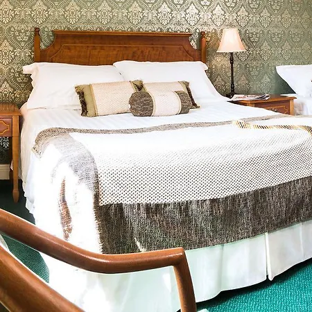 Cork's Vienna Woods & 호텔