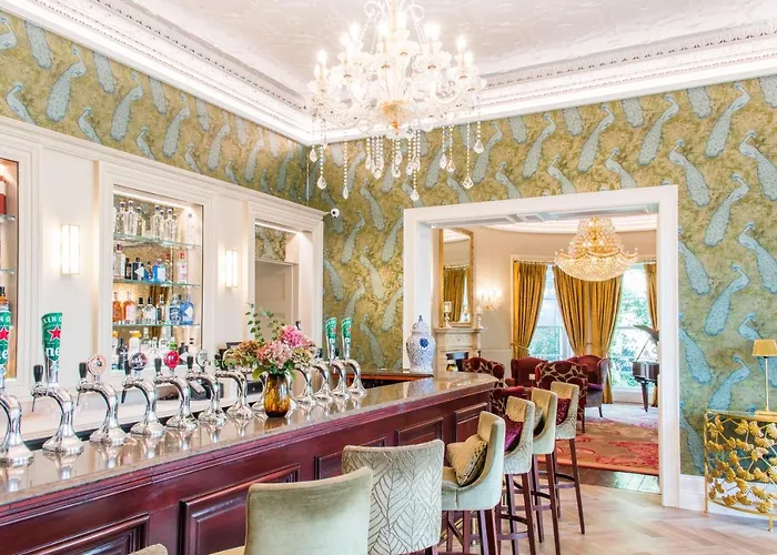 Отель Cork's Vienna Woods & Корк