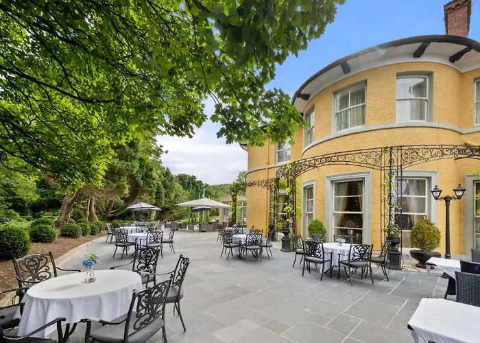 Cork's Vienna Woods & Отель