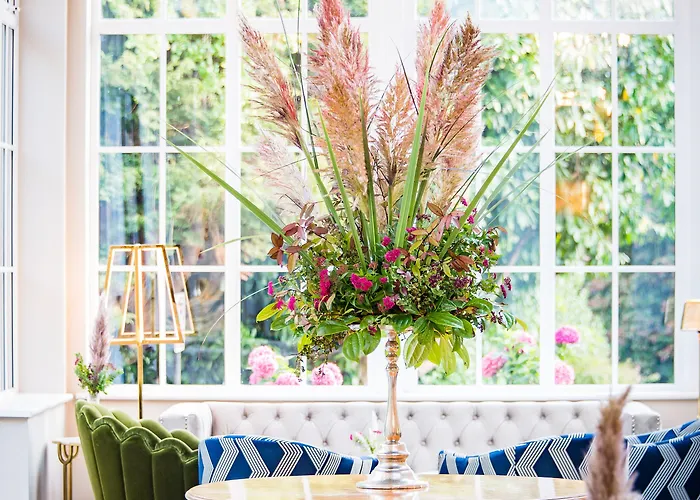 Отель Cork's Vienna Woods & Корк