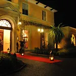 Cork's Vienna Woods & Szálloda 4*